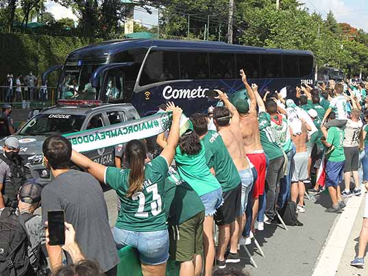Ônibus do Palmeiras sentiu o acolhimento da torcida após o vice no Mundial.