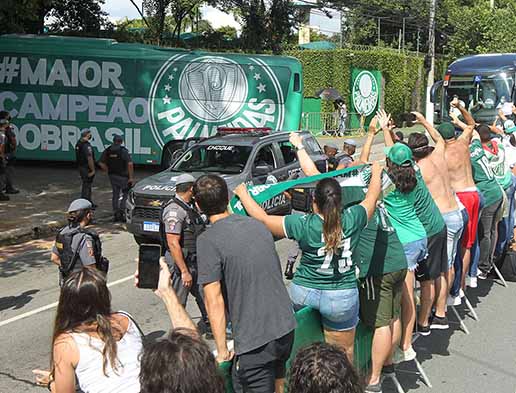 Ônibus do Palmeiras sentiu o acolhimento da torcida após o vice no Mundial.