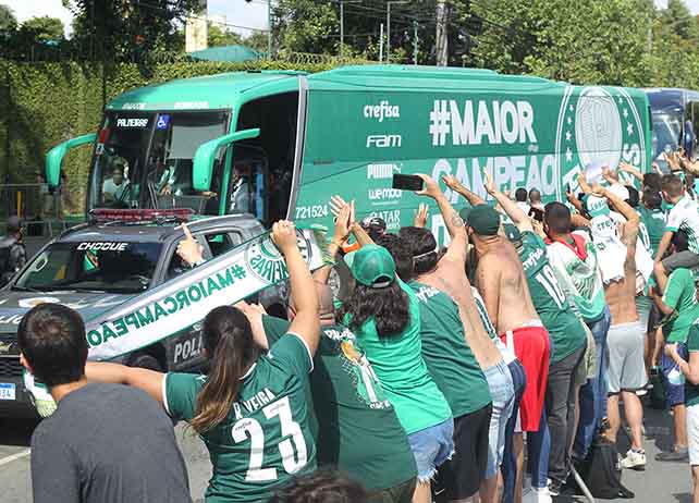 Ônibus do Palmeiras sentiu o acolhimento da torcida após o vice no Mundial.