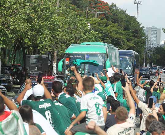 Ônibus do Palmeiras sentiu o acolhimento da torcida após o vice no Mundial.