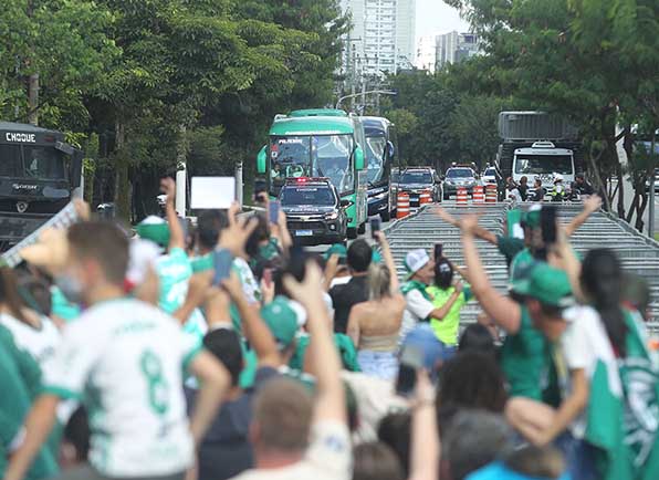 Ônibus do Palmeiras sentiu o acolhimento da torcida após o vice no Mundial.