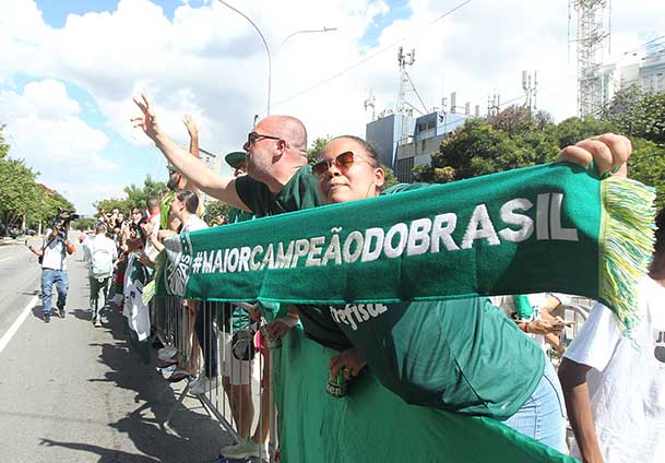 Torcida do Palmeiras no aguardo da delegação que voltou de Abu Dhabi