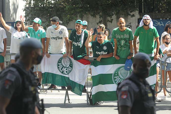 Torcida do Palmeiras no aguardo da delegação que voltou de Abu Dhabi