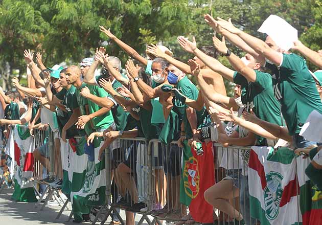 Torcida do Palmeiras no aguardo da delegação que voltou de Abu Dhabi