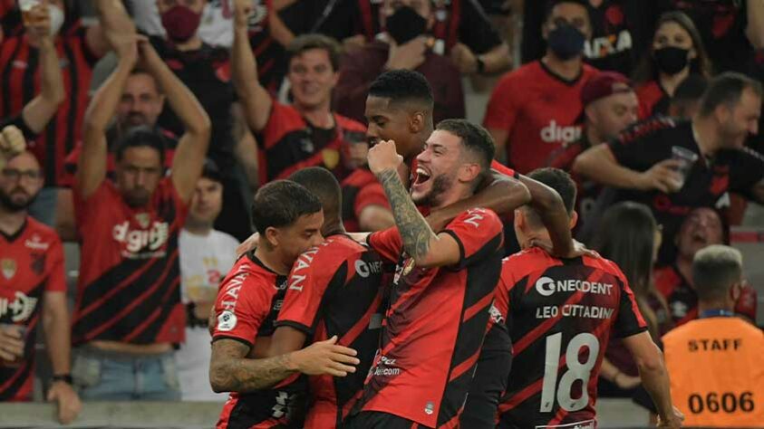 ATHLETICO-PR: Sobe - O ataque do Furacão funcionou tão bem quanto o sistema defensivo. Poucas chances foram criadas, mas foram certeiras e garantiram os dois gols dos donos da casa. //  Desce - Após entrada dura em Wesley dentro da grande área, Marcinho foi o responsável pelo pênalti que deu origem ao gol da vitória do Alviverde marcado por Raphael Veiga.