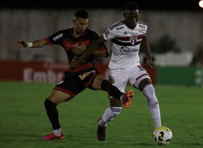 Mesmo dominando a partida, o São Paulo não conseguiu marcar e empatou no zero a zero com o Campinense nessa estreia de Copa do Brasil. O resultado, portanto, garantiu a classificação do Tricolor para a próxima fase. Confira as notas dos jogadores e análises das atuações. (Por Izabella Giannola)