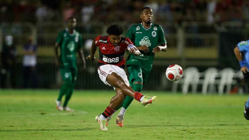 O Flamengo teve uma vitória sem sustos e de imponência diante do Boavista, por 3 a 0, nesta quarta e pela 3ª rodada do Carioca. Marinho (estreante), Pedro e Gabi fizeram os gols, todos com assistência de Vitinho, o dono do jogo. Veja as notas! (Por Lazlo Dalfovo - lazlodalfovo@lancenet.com.br)