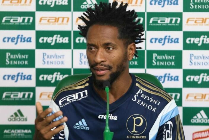 Zé Roberto: Após surgir na Portuguesa como lateral, jogou no meio campo quando esteve no Bayern de Munique e se tornou referência na Alemanha. Voltou a jogar de lateral-esquerdo quando estava no Palmeiras e perto da aposentadoria.