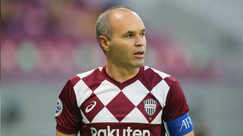 FECHADO - O ídolo espanhol Andrés Iniesta, de 39 anos, anunciou sua saída do Vissel Kobe, clube japonês que defendia há cinco anos. Em entrevista coletiva, o meio-campista disse que encerrará o seu vínculo com a equipe e, em lágrimas, se despediu do futebol oriental.