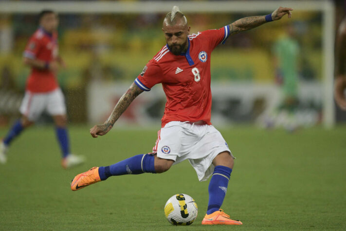 Chile - Time de Martín Lasarte foi mal, ofereceu pouco perigo e agora decidirá vaga na última rodada. Roja só tem chances de conseguir classificação pela repescagem.