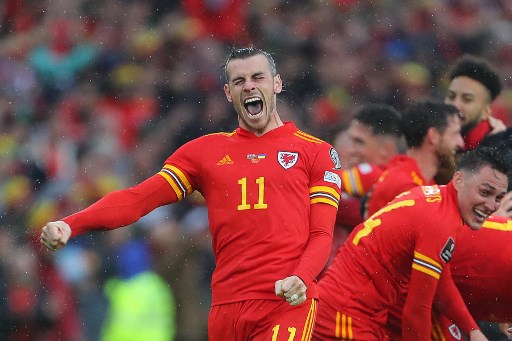 ESQUENTOU - O atacante Gareth Bale foi visto nesta quarta-feira no centro de treinamento do Cardiff City, segundo o portal "Wales Online". O atleta de 32 anos está em conversas com Steve Morinson, comandante da equipe da segunda divisão inglesa, a respeito de seu futuro.  O empresário de Bale, Jonathan Barnett, afirmou que o próximo passo do jogador não será visando o dinheiro. Na mesma linha, Robert Page, técnico do País de Gales, afirmou que uma mudança para seu local de origem faria sentido.