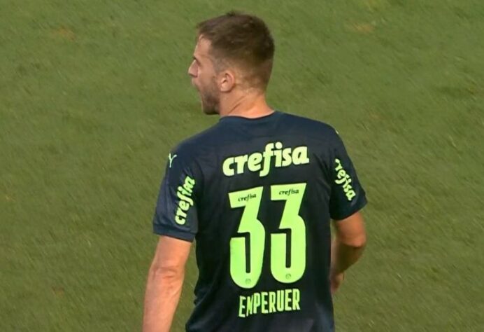 Gafes em camisas: no Palmeiras, o sobrenome do zagueiro Alan Empereur acabou virando Emperuer.