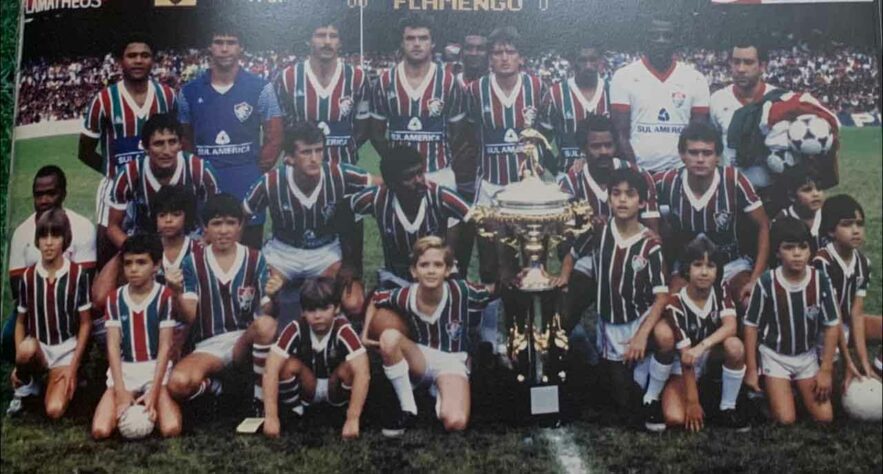 1983 - A campanha do tricampeonato carioca começou com o título da Taça Guanabara, quando o Fluminense foi campeão invicto e bateu o America novamente na última rodada por 2 a 0, com dois gols de Assis.