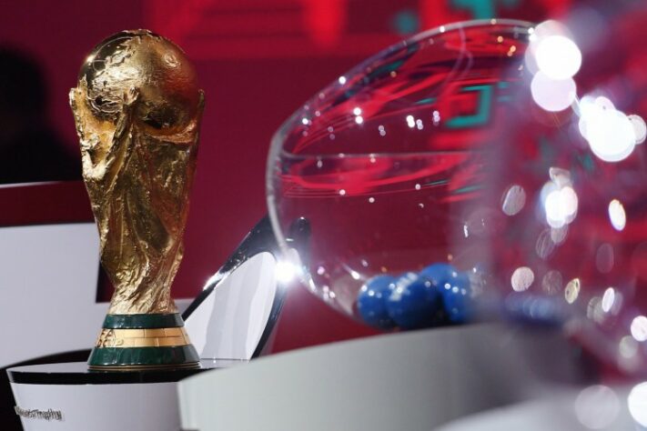 O sorteio da Copa do Mundo do Qatar vai acontecer nesta sexta-feira, às 13 horas de Brasília, com transmissão em tempo real do LANCE!. Os oito grupos da Copa e o chaveamento até a final serão conhecidos no evento. Os times estarão separados para o sorteio em quatro potes, que formarão os oito grupos. Confira em qual pote cada país está!