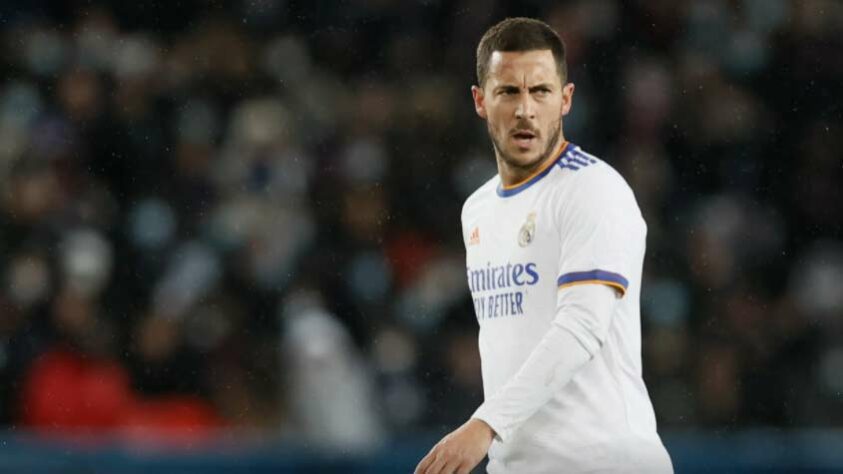 ESQUENTOU - Apesar de estar longe da titularidade, o belga Eden Hazard quer seguir no Real Madrid. Segundo o portal inglês "The Athletic", o jogador está cômodo na capital espanhola e isso pesa para que ele queira permanecer por mais tempo em Madri, apesar da falta de tempo de jogo.