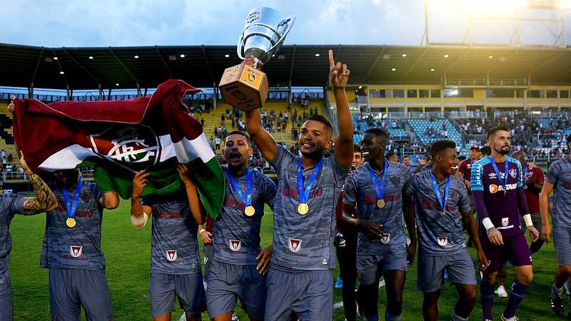 O Zagueiro David Braz também levantou a taça com os demais jogadores na volta olímpica.