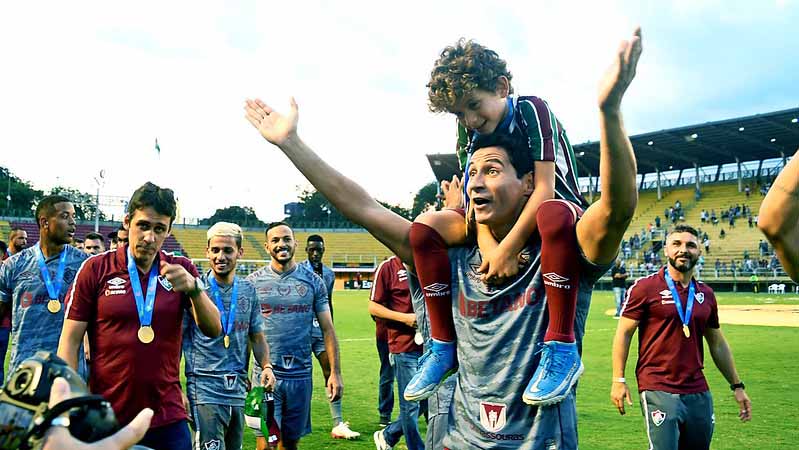 Ganso também aproveitou e fez a festa com o filho e a torcida tricolor..