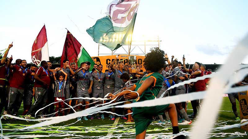 As crianças também aproveitaram para brincar durante a chuva de serpentinas na cerimônia de premiação.