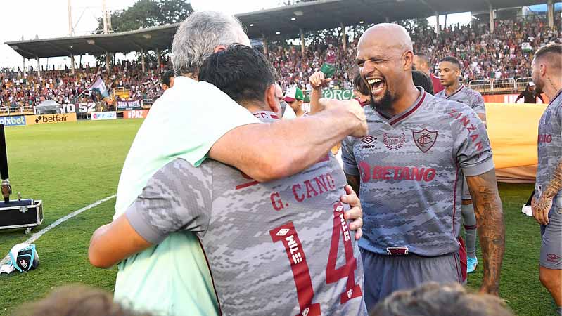 O técnico Abel Braga comemorou junto com Cano e Felipe Melo, dois dos principais nomes do time..