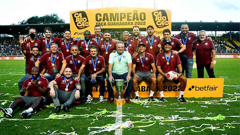 E teve a foto da comissão técnica reunida com a Taça Guanabara.