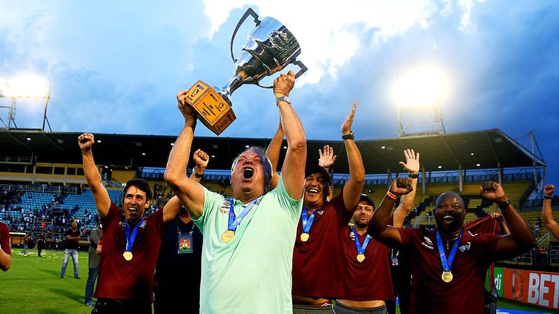 Abel Braga extremamente feliz, levantou a taça com os companheiros de comissão e a torcida.