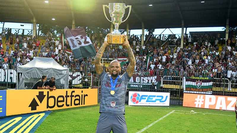 Felipe Melo também levantou sua primeira taça pelo Fluminense, em sua cidade natal.