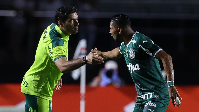 ESQUENTOU - Com a proposta do Benfica para lhe tirar Abel Ferreira, a diretoria do Palmeiras vai concentrar seus esforços em tentar segurar o técnico português. Nos bastidores, a ideia é turbinar ainda mais o plano de carreira apresentado ao treinador ainda no início do ano, com vínculo prorrogado até o final de 2024, multa milionária em caso de demissão - um dos temores dele -, custeio total de toda a infra-estrutura de sua família no Brasil e carta branca para gerir o departamento de futebol profissional.