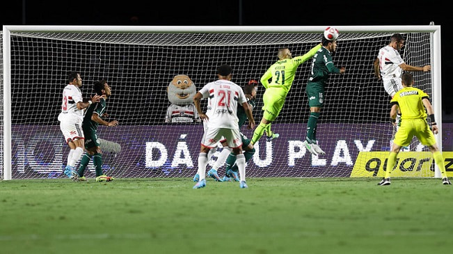 Em mais um Choque-Rei no Morumbi, São Paulo não conseguiu avançar e perdeu para o Palmeiras em casa. O gol foi feito por Rony, camisa 10 do alviverde, ainda no primeiro tempo. Confira as atuações dos jogadores. (Por Izabella Giannola)