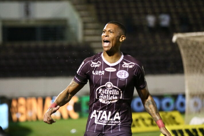 Ferroviária: Sobe – Hygor (foto) – Rápido e forte, o atacante foi o grande destaque da Ferroviária na partida. Incomodou bastante o sistema defensivo do Peixe e marcou um belo gol. // Desce – Vidal – O lateral sofreu para marcar Lucas Braga pelo lado esquerdo do ataque santista.  Terá pesadelo com o atacante alvinegro.