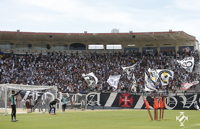 A torcida fez uma bela festa, com cantos e diversos adereços, com bandeiras e faixas.