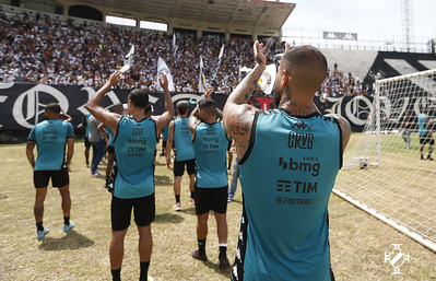 O Vasco fez um treino aberto na manhã deste sábado e a torcida compareceu em peso para dar seu último apoio antes do clássico contra o Flamengo, neste domingo. Veja algumas das imagens da festa em São Januário (por: Luan Fontes)