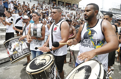 Alô bateria! Também teve muita percussão e batuque nas arquibancadas de São Januário.