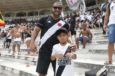 Mais pai e filho juntos! Não faltou presença de famílias na arquibancada durante o treino.