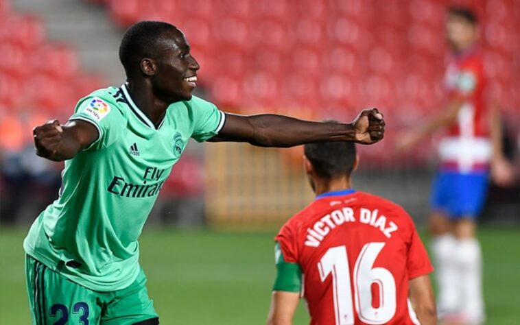 ESQUENTOU - O Real Madrid está disposto a negociar a saída de Ferland Mendy na janela de transferências, segundo a "SER Deportivos". Apesar de ter contrato com o clube espanhol até 2025, os dirigentes merengues estariam dispostos a vender o lateral-esquerdo em caso de uma boa oferta.