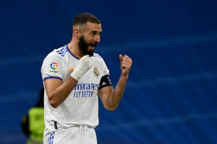 ESQUENTOU - Segundo o jornal Marca, o francês Karim Benzema está no caminho de assinar sua renovação com o Real Madrid. O novo vínculo com a equipe Merengue seria até junho de 2024