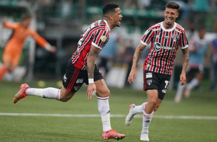 Com o Palmeiras pensando na final da Libertadores e com a equipe bastante modificada, o São Paulo aproveitou a chance e venceu dentro do Allianz. Gabriel Sara, com um belo gol, e Luciano marcaram para o Tricolor. 