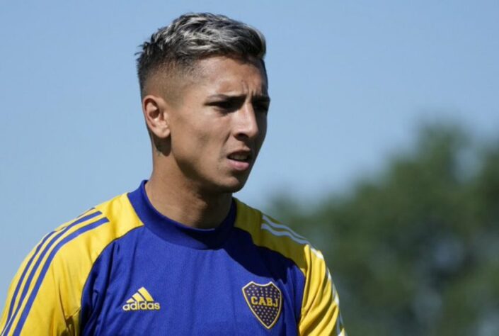 ESFRIOU - O Cruzeiro continua de olho no volante Agustín Almendra, do Boca Juniors. O jogador, cujo contrato se encerra em junho de 2023, já comunicou ao clube argentino que não deseja renovar o vínculo. Porém, a equipe Xeneize se mostra irredutível e deseja uma compensação financeira para liberar o jogador antes do fim do contrato, o que dificulta as negociações com a Raposa, que não deseja estourar o seu teto salarial pelo atleta. 