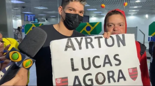 FECHADO - Ayrton Lucas já está em solo carioca, prestes a assinar um contrato de empréstimo com o Flamengo até dezembro deste ano.