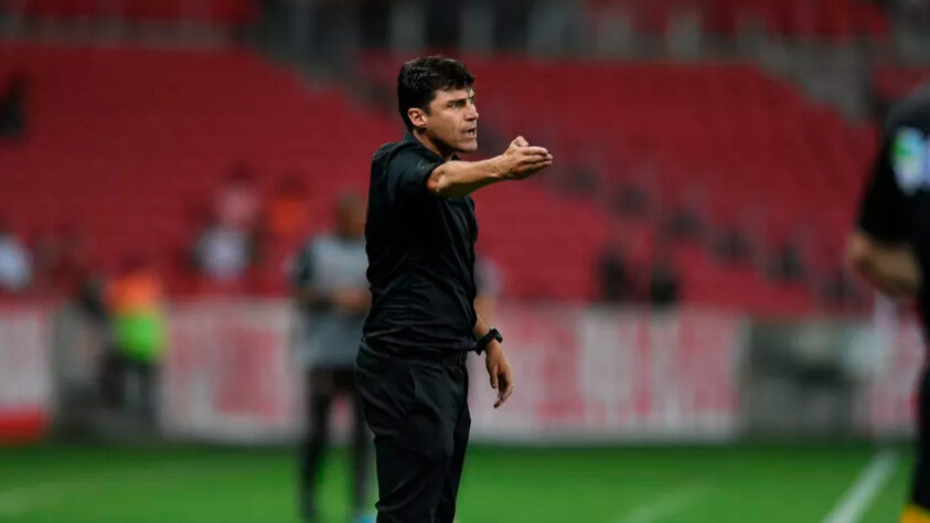 ESQUENTOU - O técnico Alexander ‘Cacique’ Medina não conseguiu deslanchar no comando do Internacional. Mesmo com um trabalho abaixo do esperado no Colorado, o técnico pode não ficar muito tempo sem trabalhar. De acordo com informações da TNT Sports Argentina, o Boca está cogitando a contratação do argentino.