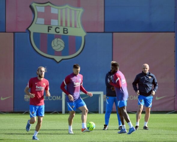 ESQUENTOU - Segundo o jornal "Mundo Deportivo", os zagueiros Óscar Mingueza, Clément Lenglet e Samuel Umtiti não fazem parte dos planos de Xavi, e são os primeiros nomes da barca. Por outro lado, Gerard Piqué, Ronald Araújo e Eric García têm permanência garantida.