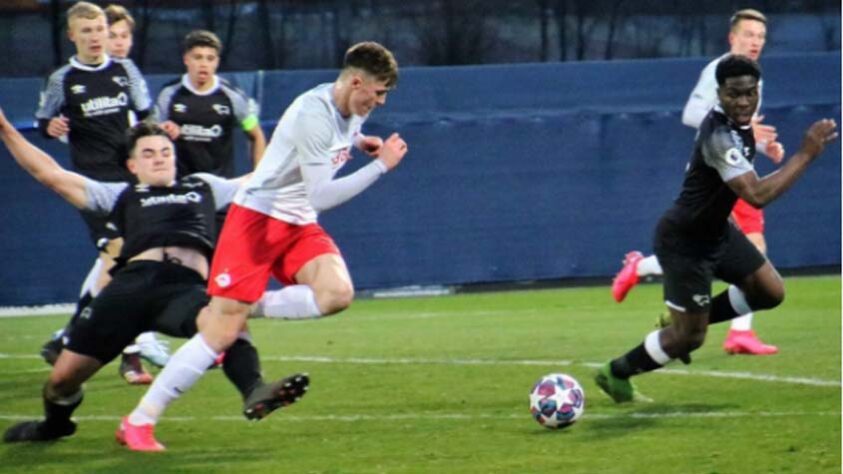 FECHADO - Já pensando no futuro, o RB Leipzig também anunciou a contratação do atacante Benjamin Sesko, do RB Salzburg. O jogador, de 19 anos, é considerado o "novo Haaland", e assinou contrato até 2028. Ele só chegará em 2023.