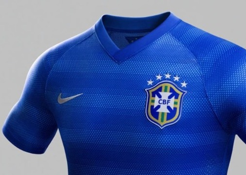 2014 - O uniforme 2 do Brasil na Copa do Mundo tinha listras camufladas na horizontal.