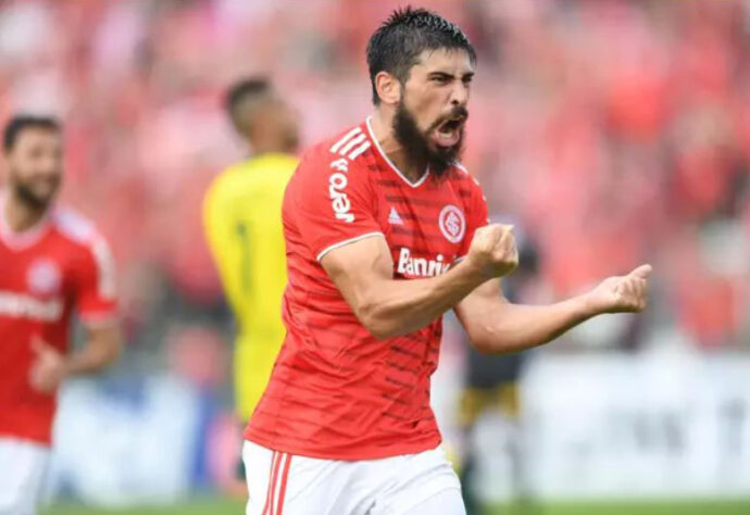 Bruno Méndez, zagueiro de 22 anos, pertence ao Corinthians e tem contrato até o fim de 2023. O jogador está emprestado ao Internacional e o vínculo se encerra no meio deste ano