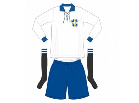 1930 - Na primeira camisa do Brasil em Copas do Mundo, a Seleção utilizou um modelo branco com detalhes em azul, gola 'polo' e cadarços no lugar dos botões de uma camisa polo tradicional. A Seleção já jogava de camisa branca desde 1919, quando fez sua primeira partida.