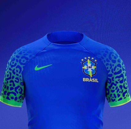 2022 - Também fazendo alusão à onça-pintada, o uniforme 2 conta com os detalhes em verde nas mangas.