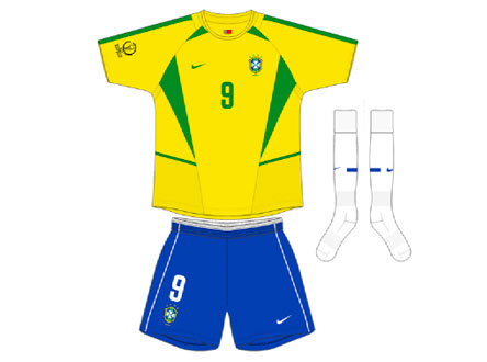 2002 - No ano do penta conquistado pelo Brasil, o uniforme da Seleção contou com mais detalhes em verde ao redor da camisa.