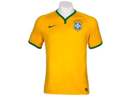 2014 - No Mundial disputado no Brasil, a camisa da Seleção também contou com um design clássico, contendo mais alterações apenas na manga.