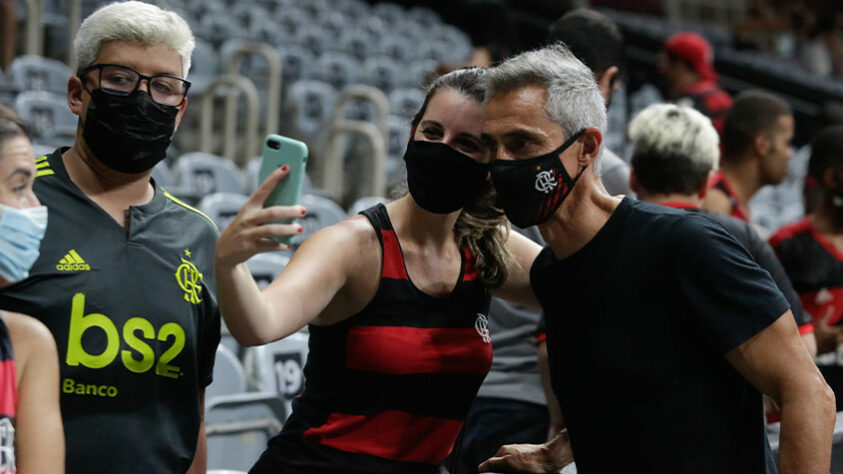 O técnico Paulo Sousa atendeu aos pedidos de fotos de torcedores no Maracanãzinho.