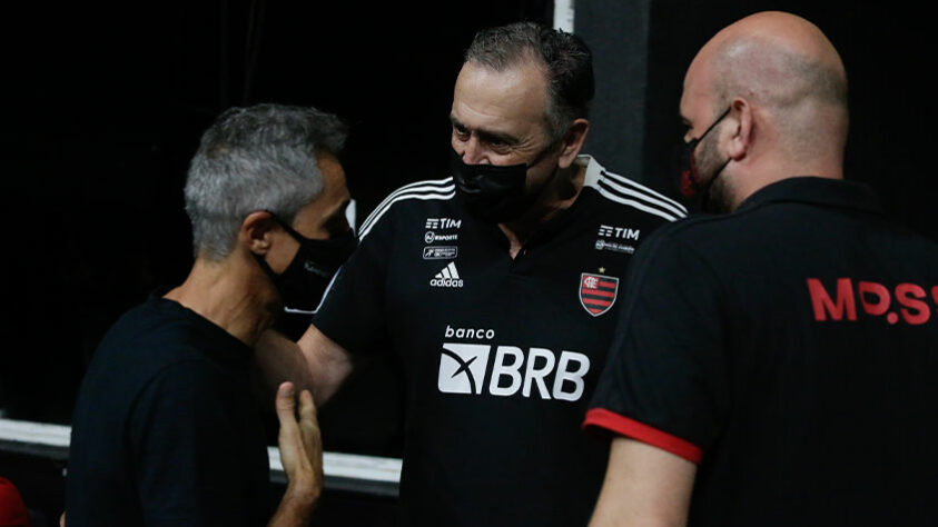 Paulo Sousa conversando com Marcelo Vido, diretor executivo dos Esportes Olímpicos do Flamengo.