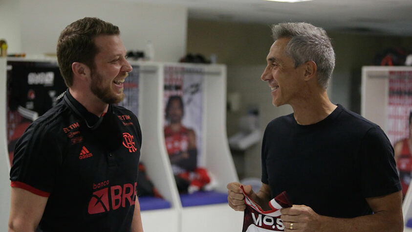 O técnico Paulo Sousa já havia elogiado a modalidade após a conquista do título mundial, em fevereiro. Na foto, conversa com o treinador Gustavo de Conti.